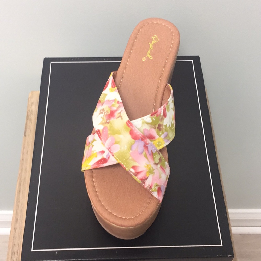 qupid feora sandal  platform with floral print
